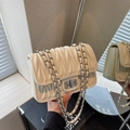 Gesteppte Matelassé-Kettentasche in Beige mit Strass-Drehverschluss und Metallriemen - Gebrochenes Weiß