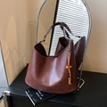 Borsa hobo retrò marrone scuro con trama in pelle litchi e ciondolo con nappa decorativa - Caffè con Ciondolo