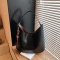 Borsa hobo nera minimalista in pelle testurizzata con nappa decorativa in perline - Nero con ciondolo