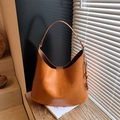 Borsa Hobo in pelle arancione caramello con texture a grana e ciondolo con nappa - Marrone con ciondolo