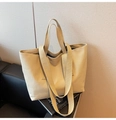 Detail van beige canvas draagtas met dubbele riemen en gestreepte voering op leer - Khaki
