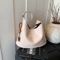 Borsa a spalla curva bianco crema minimalista con ciondolo in perle di legno - Bianco con ciondolo