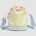 Gros plan du logo KLEIMAN et des coutures colorées sur le sac bandoulière en nylon - Jaune