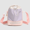 Détail du sac à bandoulière multicolore avec cordon, broderie Kleiman et texture nylon - Violet