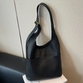 Schwarze gewebte Beuteltasche mit Lederriemen und eleganter goldener Metallschnalle - Schwarz