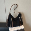 Bolso hobo grande de ante negro con asas de cuero marrón y detalles de cremallera - Negro