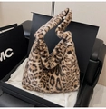 Détail de la texture du sac cabas en fausse fourrure léopard et anse en peluche - Kaki