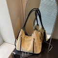 Borsa hobo in pelle scamosciata marrone chiaro con spalline nere e dettagli oro - Cachi