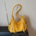 Borsa hobo gialla in simil camoscio con cerniere a frange e tracolla regolabile - Giallo