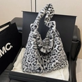Sac fourre-tout en peluche léopard noir et blanc présenté dans un coffret cadeau de luxe - Blanc Cassé