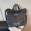 Sac fourre-tout en denim gris foncé avec imprimé et bandoulière réglable - Noir
