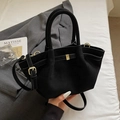 Elegante bolso de cubo negro mate con herrajes dorados y diseño de pliegues chic - Negro