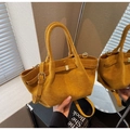 Bolso saco de ante amarillo mostaza con asas redondas y correa de hombro ajustable - Amarillo