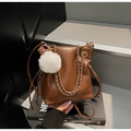 Détail du sac seau marron à cordon avec chaîne dorée et pompon blanc en peluche - Marron