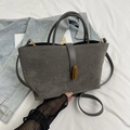 Elegante bolso tote de ante gris con hebilla dorada para el estilo diario de la mujer - Gris