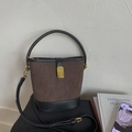 Sac seau matelassé en daim marron avec garniture en cuir noir et fermoir doré chic - Marron