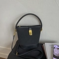 Sac seau noir matelassé avec boucle dorée et bandoulière réglable pour femmes - Noir