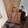 Mochila de cuero marrón mate con hebillas doradas y correa ajustable en estudio de moda - Marrón