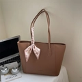 Sac cabas marron grainé avec foulard pied-de-poule rose, grand sac à main élégant pour femme - Kaki