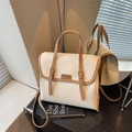 Mochila vintage para mujer en color crema con correas marrones y gran capacidad interna - Blanco