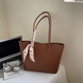 Grand sac cabas marron en cuir à motif litchi avec foulard en soie décoratif chic - Marron