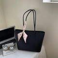 Grand sac fourre-tout en cuir noir avec écharpe pied-de-poule et détails chic - Noir