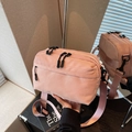 Hellrosa Nylon-Umhängetasche mit mehreren schwarzen Reißverschlüssen und breitem Gurt - Rosa