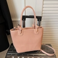 Rosa plissierte Beuteltasche mit gedrehten Griffen und Umhängegurt auf Silberkoffer - Rosa
