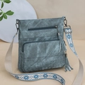 Détail du sac bandoulière bleu canard texturé avec pompons et bandoulière tissée ethnique - Bleu