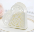 Détail de la découpe laser rose sur une boîte à bonbons blanche nacrée en forme de cœur - Ivoire