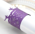 Detalle de servilletero morado cortado con láser con motivos de reno y copo de nieve - Púrpura oscuro