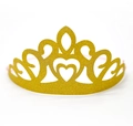 Primer plano detallado de corona dorada con purpurina, diseño de corazón y elástico - Gorro Corona-1 (Corazón Calado)