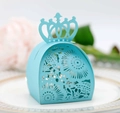 Hellblaue lasergeschnittene Kronen-Süßigkeitenbox für Hochzeiten auf Keramikteller - Tiffany Blau