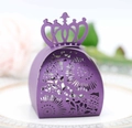 Dettaglio dei motivi floreali intagliati al laser sulle scatole regalo viola - Viola scuro