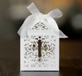 Detail einer weißen lasergeschnittenen Hochzeits-Geschenkbox mit Kreuz und Organzaband - Weiß