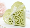 Détail de la boîte à bonbons cœur vert clair avec motifs de roses découpés au laser - Vert clair