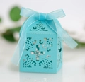 Dettaglio scatola per confetti azzurra tagliata al laser con croce e nastro di seta - Blu Tiffany
