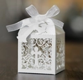 Boîte à dragées mariage blanche découpée au laser avec croix et ruban élégant - Style Croix Blanche / Blanc (Avec Accessoire de Croix)