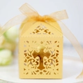 Detail des lasergeschnittenen Kreuzmusters auf goldener Bonbonschachtel mit Schleife - Gold