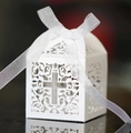 Elegante weiße lasergeschnittene Gastgeschenkbox mit Kreuz-Motiv und Organzaband - Weiß