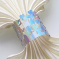 Dettaglio portatovaglioli a quadrifoglio tagliati al laser con finitura olografica glitter - Iridescente specchio