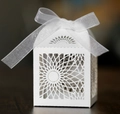 Makro-Detail der lasergeschnittenen Hausform-Geschenkbox mit weißer Organzaschleife - Weiß