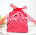 Dettaglio della scatola regalo rossa a fiori traforati con nastro in organza - Rosso Perlato