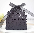 Dettaglio fiori tagliati al laser su scatola regalo nera con nastro in organza - Nero Cachi