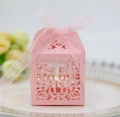 Makro-Detail der lasergeschnittenen Hochzeits-Geschenkbox mit rosa Kreuz und Blumenmuster - Rosa