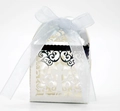 Boîte à dragées blanche avec découpe laser croix et ruban organza bleu clair - Argent Réfléchissant