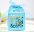 Detail des lasergeschnittenen Sonnenblumenmusters auf hellblauer Geschenkbox für Hochzeit - Tiffany Blau