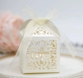 Detail der lasergeschnittenen Kreuz-Geschenkbox in Perlweiß mit weißem Chiffon-Band - Elfenbein