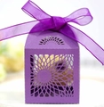 Detailansicht der lila Geschenkbox mit Lochmuster, Blumenmotiv und passender Organzaschleife - Dunkellila