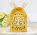 Detail der goldener lasergeschnittenen Geschenkbox mit Kreuz und Organzaband-Schleife - Gold